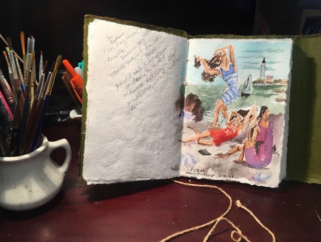 Kapağında kadın fotoğrafı olan açık bir kitap